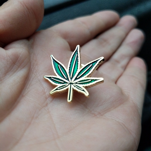 Cute "autumn" leaf lapel pin 😜 - Picture 5 of 6